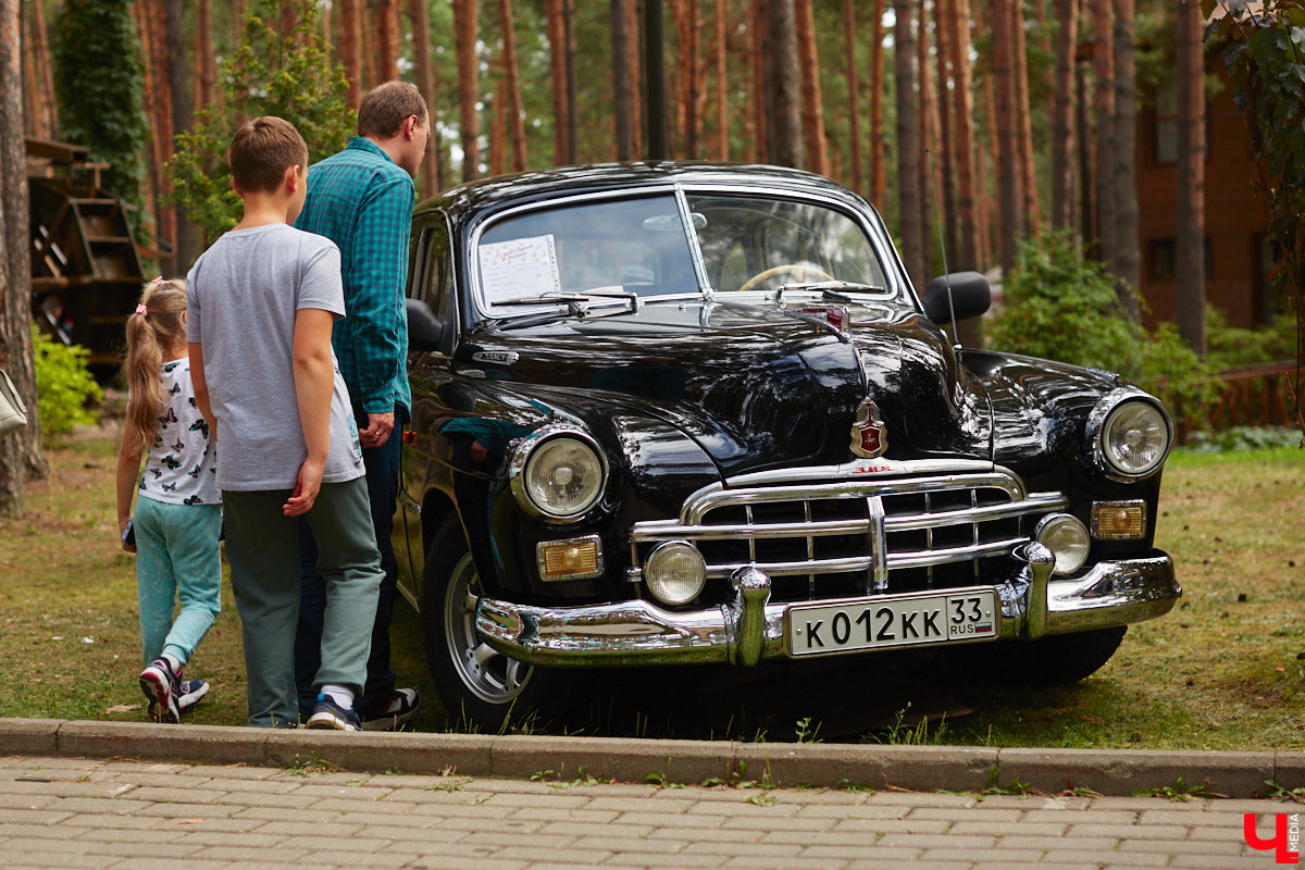 «Ретро-Гараж 2023» собрал более 150 участников! Самый популярный фестиваль ретроавтомобилей во Владимирской области прошел в эту субботу в экоотеле «ВеЛес». Организаторам в шестой раз удалось удивить гостей, участников и даже членов жюри, среди которых были известные блогеры Дарья Мороз и Елена Лисовская, она же «Лиса рулит!». Потрясающие ретроавтомобили, мотоциклы, велосипеды, красивые девушки и удивительные истории «Ретро-Гаража» — в фоторепортаже «Ключ-Медиа».