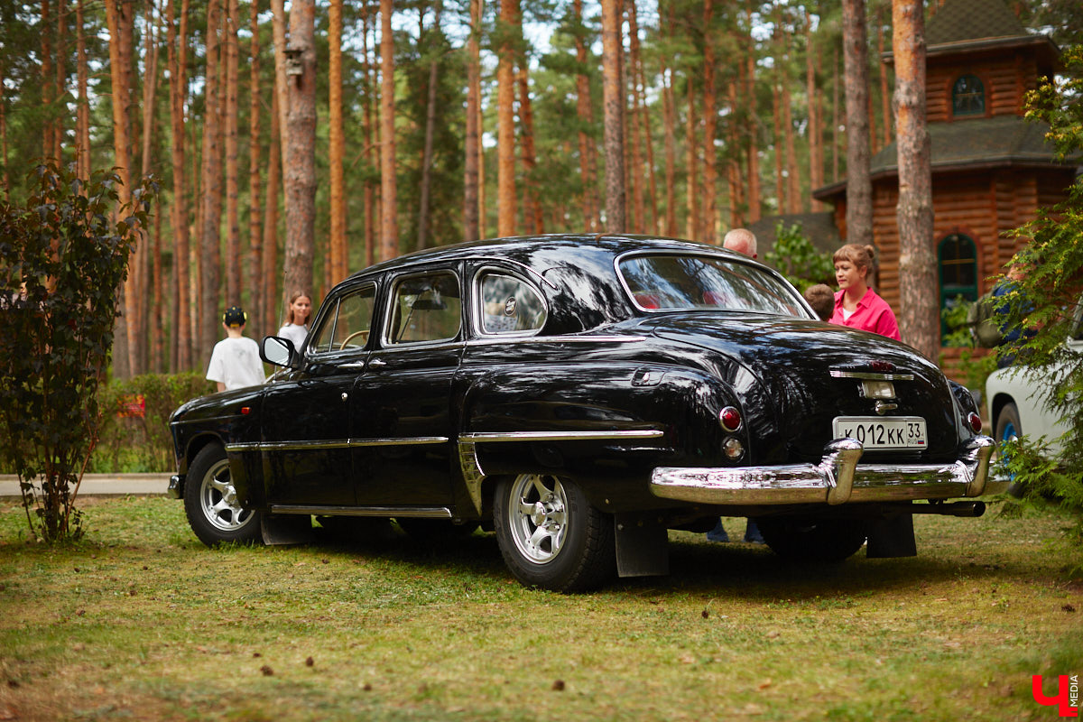 «Ретро-Гараж 2023» собрал более 150 участников! Самый популярный фестиваль ретроавтомобилей во Владимирской области прошел в эту субботу в экоотеле «ВеЛес». Организаторам в шестой раз удалось удивить гостей, участников и даже членов жюри, среди которых были известные блогеры Дарья Мороз и Елена Лисовская, она же «Лиса рулит!». Потрясающие ретроавтомобили, мотоциклы, велосипеды, красивые девушки и удивительные истории «Ретро-Гаража» — в фоторепортаже «Ключ-Медиа».