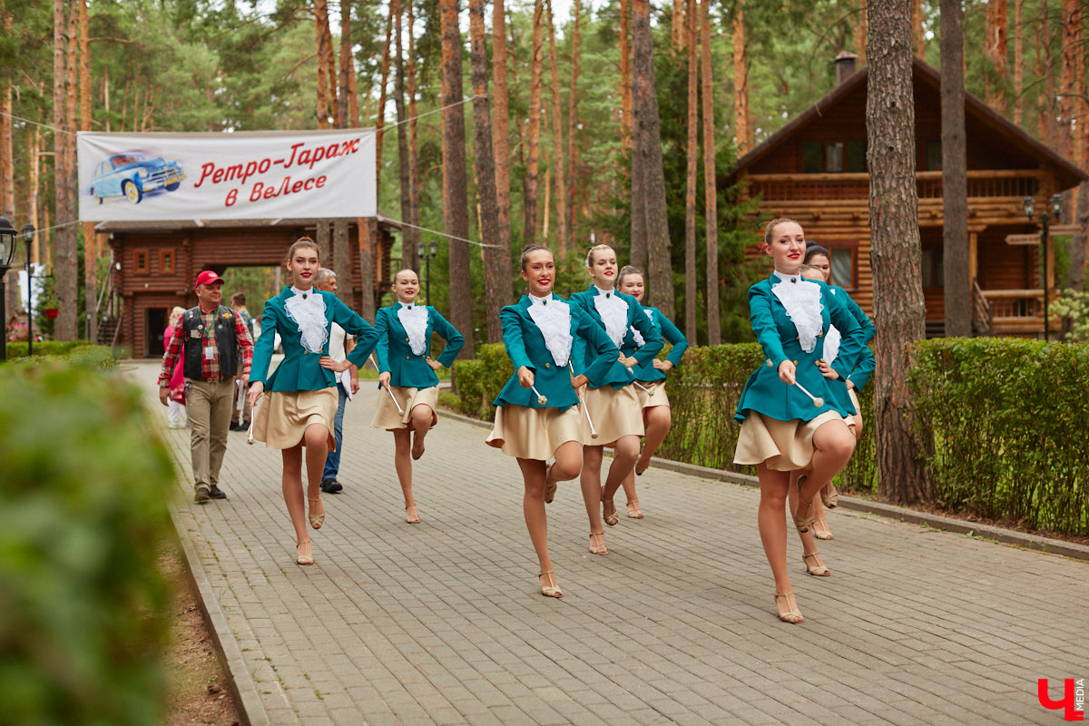 «Ретро-Гараж 2023» собрал более 150 участников! Самый популярный фестиваль ретроавтомобилей во Владимирской области прошел в эту субботу в экоотеле «ВеЛес». Организаторам в шестой раз удалось удивить гостей, участников и даже членов жюри, среди которых были известные блогеры Дарья Мороз и Елена Лисовская, она же «Лиса рулит!». Потрясающие ретроавтомобили, мотоциклы, велосипеды, красивые девушки и удивительные истории «Ретро-Гаража» — в фоторепортаже «Ключ-Медиа».