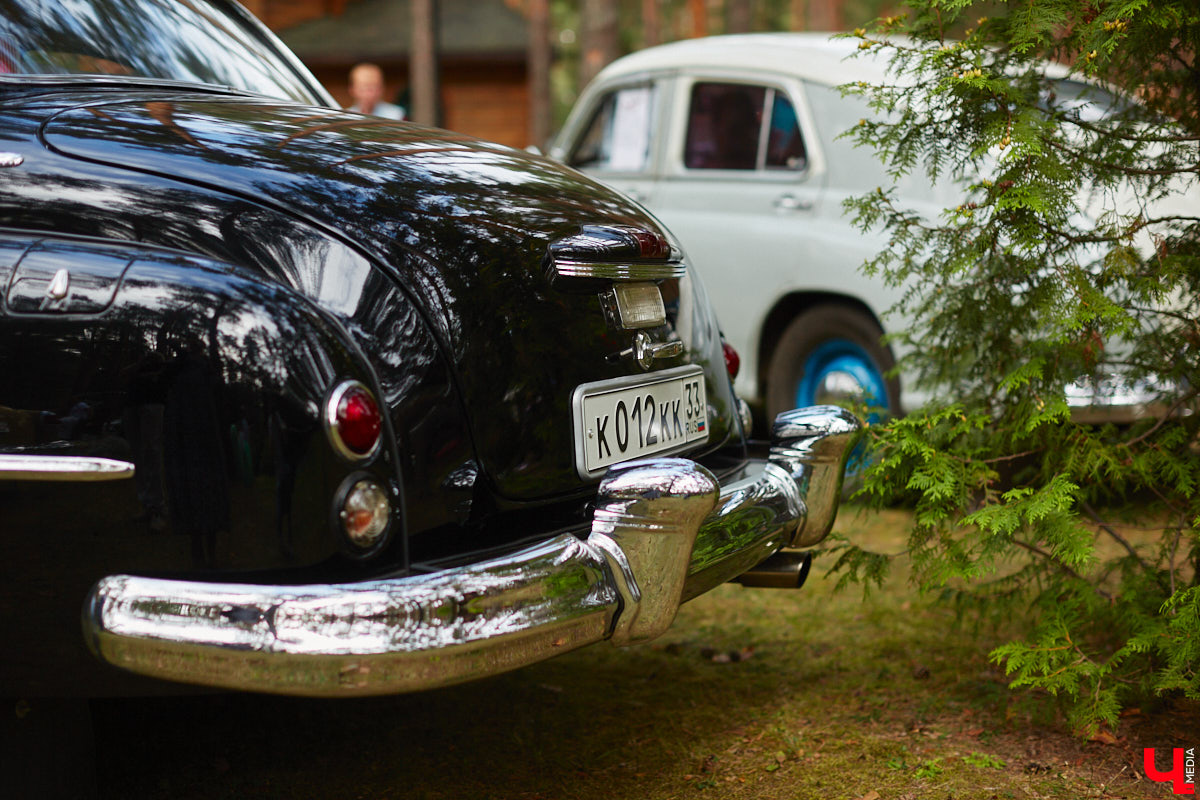 «Ретро-Гараж 2023» собрал более 150 участников! Самый популярный фестиваль ретроавтомобилей во Владимирской области прошел в эту субботу в экоотеле «ВеЛес». Организаторам в шестой раз удалось удивить гостей, участников и даже членов жюри, среди которых были известные блогеры Дарья Мороз и Елена Лисовская, она же «Лиса рулит!». Потрясающие ретроавтомобили, мотоциклы, велосипеды, красивые девушки и удивительные истории «Ретро-Гаража» — в фоторепортаже «Ключ-Медиа».