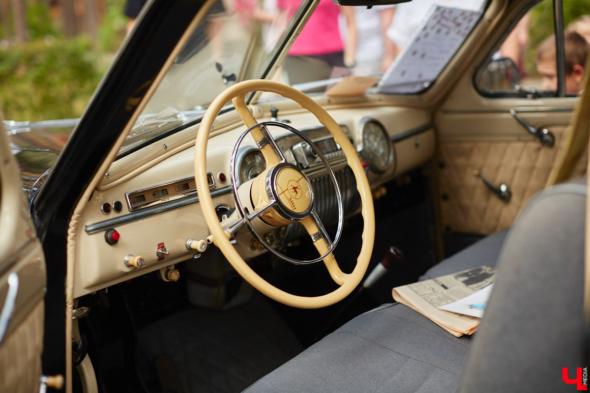 «Ретро-Гараж 2023» собрал более 150 участников! Самый популярный фестиваль ретроавтомобилей во Владимирской области прошел в эту субботу в экоотеле «ВеЛес». Организаторам в шестой раз удалось удивить гостей, участников и даже членов жюри, среди которых были известные блогеры Дарья Мороз и Елена Лисовская, она же «Лиса рулит!». Потрясающие ретроавтомобили, мотоциклы, велосипеды, красивые девушки и удивительные истории «Ретро-Гаража» — в фоторепортаже «Ключ-Медиа».