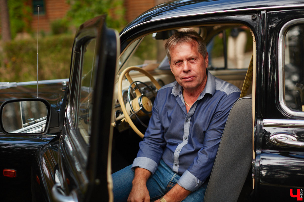 «Ретро-Гараж 2023» собрал более 150 участников! Самый популярный фестиваль ретроавтомобилей во Владимирской области прошел в эту субботу в экоотеле «ВеЛес». Организаторам в шестой раз удалось удивить гостей, участников и даже членов жюри, среди которых были известные блогеры Дарья Мороз и Елена Лисовская, она же «Лиса рулит!». Потрясающие ретроавтомобили, мотоциклы, велосипеды, красивые девушки и удивительные истории «Ретро-Гаража» — в фоторепортаже «Ключ-Медиа».