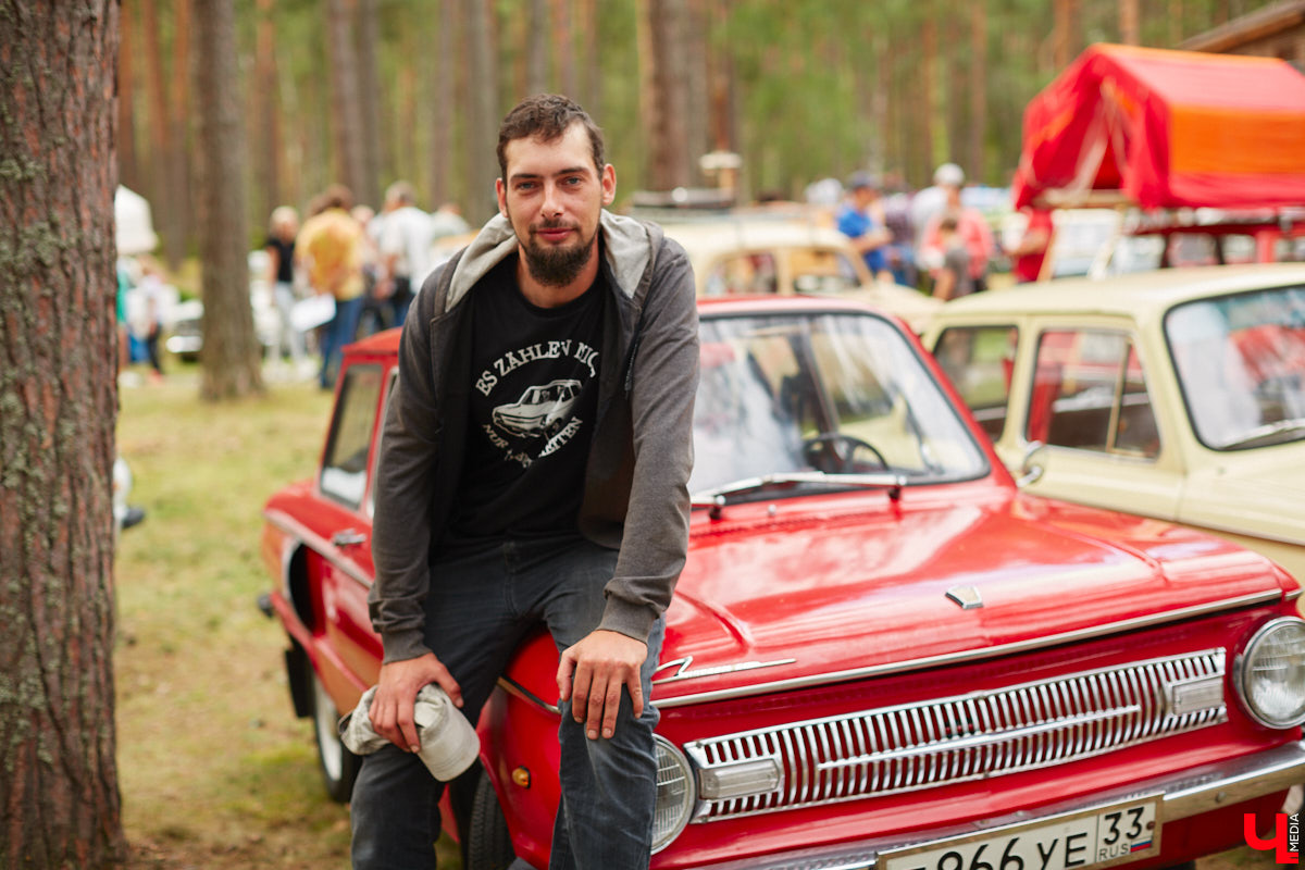 «Ретро-Гараж 2023» собрал более 150 участников! Самый популярный фестиваль ретроавтомобилей во Владимирской области прошел в эту субботу в экоотеле «ВеЛес». Организаторам в шестой раз удалось удивить гостей, участников и даже членов жюри, среди которых были известные блогеры Дарья Мороз и Елена Лисовская, она же «Лиса рулит!». Потрясающие ретроавтомобили, мотоциклы, велосипеды, красивые девушки и удивительные истории «Ретро-Гаража» — в фоторепортаже «Ключ-Медиа».