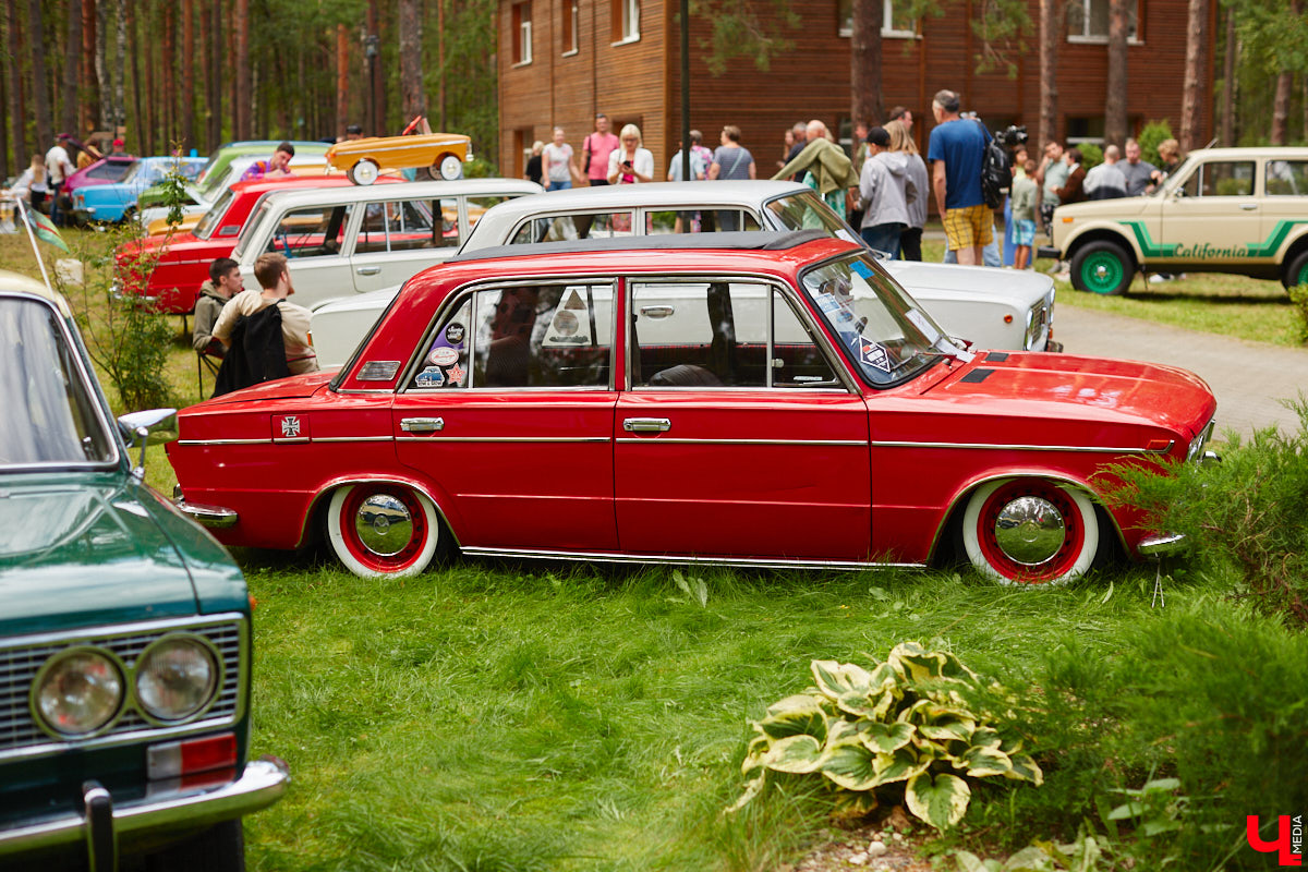 «Ретро-Гараж 2023» собрал более 150 участников! Самый популярный фестиваль ретроавтомобилей во Владимирской области прошел в эту субботу в экоотеле «ВеЛес». Организаторам в шестой раз удалось удивить гостей, участников и даже членов жюри, среди которых были известные блогеры Дарья Мороз и Елена Лисовская, она же «Лиса рулит!». Потрясающие ретроавтомобили, мотоциклы, велосипеды, красивые девушки и удивительные истории «Ретро-Гаража» — в фоторепортаже «Ключ-Медиа».