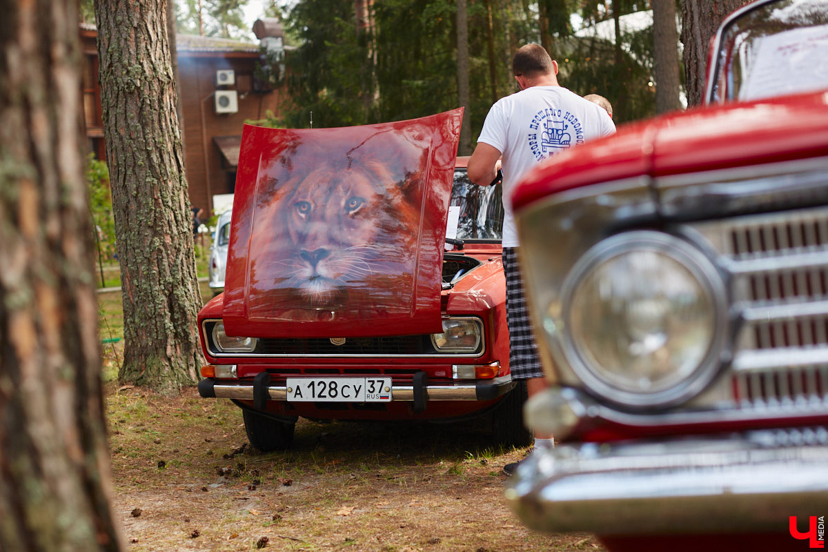 «Ретро-Гараж 2023» собрал более 150 участников! Самый популярный фестиваль ретроавтомобилей во Владимирской области прошел в эту субботу в экоотеле «ВеЛес». Организаторам в шестой раз удалось удивить гостей, участников и даже членов жюри, среди которых были известные блогеры Дарья Мороз и Елена Лисовская, она же «Лиса рулит!». Потрясающие ретроавтомобили, мотоциклы, велосипеды, красивые девушки и удивительные истории «Ретро-Гаража» — в фоторепортаже «Ключ-Медиа».