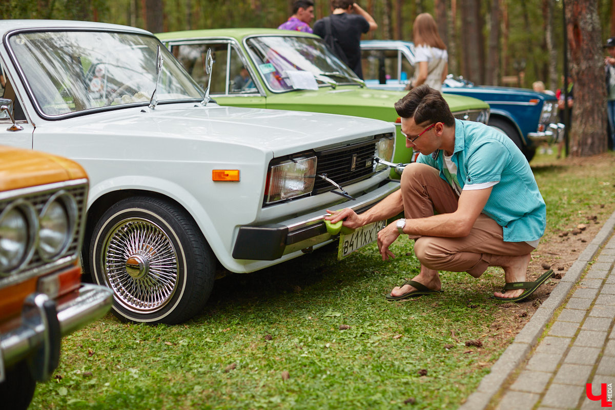 «Ретро-Гараж 2023» собрал более 150 участников! Самый популярный фестиваль ретроавтомобилей во Владимирской области прошел в эту субботу в экоотеле «ВеЛес». Организаторам в шестой раз удалось удивить гостей, участников и даже членов жюри, среди которых были известные блогеры Дарья Мороз и Елена Лисовская, она же «Лиса рулит!». Потрясающие ретроавтомобили, мотоциклы, велосипеды, красивые девушки и удивительные истории «Ретро-Гаража» — в фоторепортаже «Ключ-Медиа».