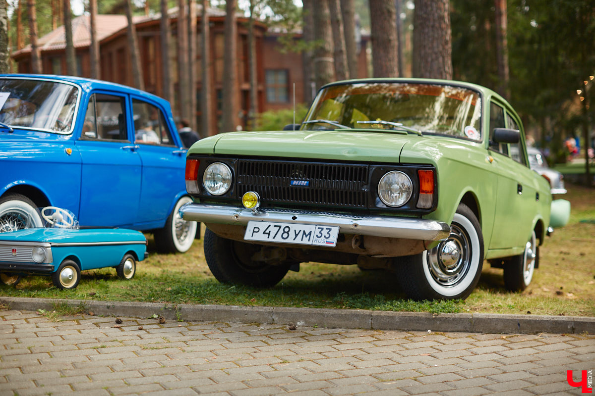 «Ретро-Гараж 2023» собрал более 150 участников! Самый популярный фестиваль ретроавтомобилей во Владимирской области прошел в эту субботу в экоотеле «ВеЛес». Организаторам в шестой раз удалось удивить гостей, участников и даже членов жюри, среди которых были известные блогеры Дарья Мороз и Елена Лисовская, она же «Лиса рулит!». Потрясающие ретроавтомобили, мотоциклы, велосипеды, красивые девушки и удивительные истории «Ретро-Гаража» — в фоторепортаже «Ключ-Медиа».