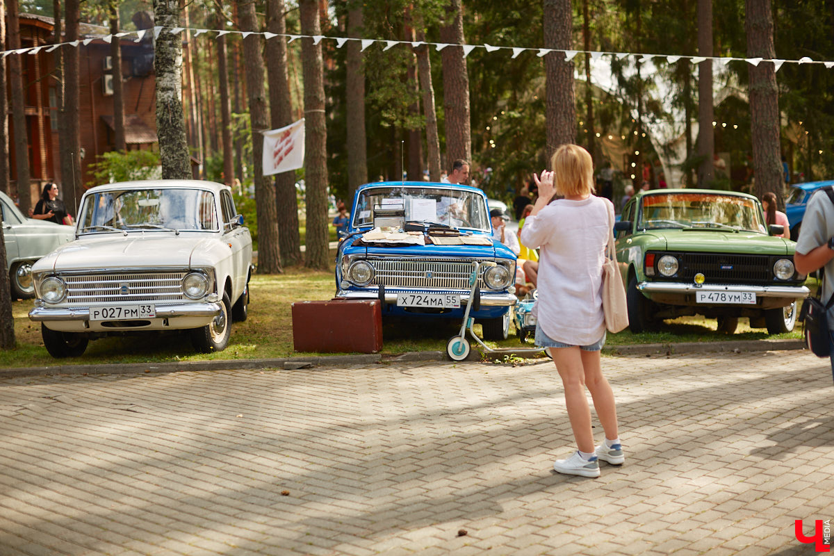 «Ретро-Гараж 2023» собрал более 150 участников! Самый популярный фестиваль ретроавтомобилей во Владимирской области прошел в эту субботу в экоотеле «ВеЛес». Организаторам в шестой раз удалось удивить гостей, участников и даже членов жюри, среди которых были известные блогеры Дарья Мороз и Елена Лисовская, она же «Лиса рулит!». Потрясающие ретроавтомобили, мотоциклы, велосипеды, красивые девушки и удивительные истории «Ретро-Гаража» — в фоторепортаже «Ключ-Медиа».