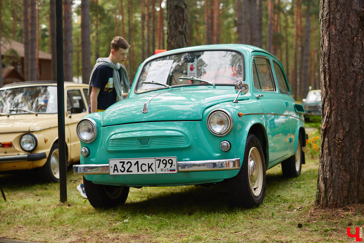 «Ретро-Гараж 2023» собрал более 150 участников! Самый популярный фестиваль ретроавтомобилей во Владимирской области прошел в эту субботу в экоотеле «ВеЛес». Организаторам в шестой раз удалось удивить гостей, участников и даже членов жюри, среди которых были известные блогеры Дарья Мороз и Елена Лисовская, она же «Лиса рулит!». Потрясающие ретроавтомобили, мотоциклы, велосипеды, красивые девушки и удивительные истории «Ретро-Гаража» — в фоторепортаже «Ключ-Медиа».