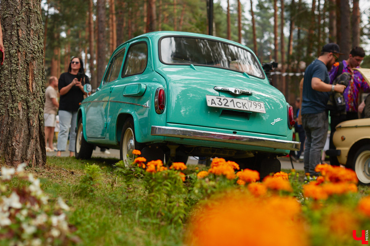 «Ретро-Гараж 2023» собрал более 150 участников! Самый популярный фестиваль ретроавтомобилей во Владимирской области прошел в эту субботу в экоотеле «ВеЛес». Организаторам в шестой раз удалось удивить гостей, участников и даже членов жюри, среди которых были известные блогеры Дарья Мороз и Елена Лисовская, она же «Лиса рулит!». Потрясающие ретроавтомобили, мотоциклы, велосипеды, красивые девушки и удивительные истории «Ретро-Гаража» — в фоторепортаже «Ключ-Медиа».