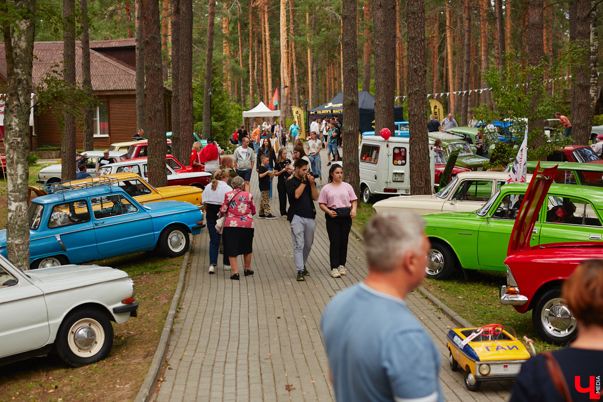 «Ретро-Гараж 2023» собрал более 150 участников! Самый популярный фестиваль ретроавтомобилей во Владимирской области прошел в эту субботу в экоотеле «ВеЛес». Организаторам в шестой раз удалось удивить гостей, участников и даже членов жюри, среди которых были известные блогеры Дарья Мороз и Елена Лисовская, она же «Лиса рулит!». Потрясающие ретроавтомобили, мотоциклы, велосипеды, красивые девушки и удивительные истории «Ретро-Гаража» — в фоторепортаже «Ключ-Медиа».