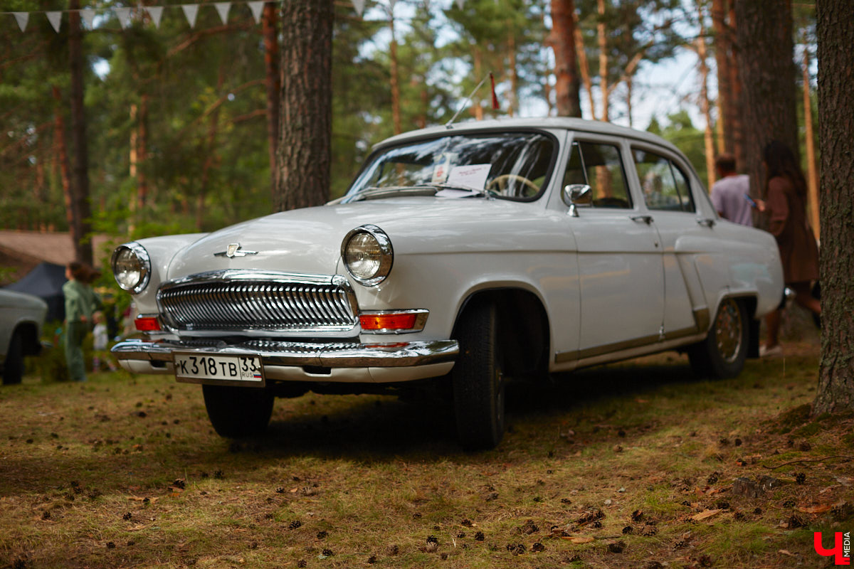 «Ретро-Гараж 2023» собрал более 150 участников! Самый популярный фестиваль ретроавтомобилей во Владимирской области прошел в эту субботу в экоотеле «ВеЛес». Организаторам в шестой раз удалось удивить гостей, участников и даже членов жюри, среди которых были известные блогеры Дарья Мороз и Елена Лисовская, она же «Лиса рулит!». Потрясающие ретроавтомобили, мотоциклы, велосипеды, красивые девушки и удивительные истории «Ретро-Гаража» — в фоторепортаже «Ключ-Медиа».