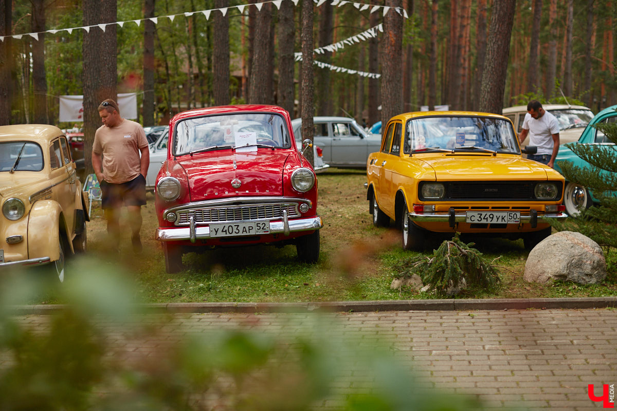 «Ретро-Гараж 2023» собрал более 150 участников! Самый популярный фестиваль ретроавтомобилей во Владимирской области прошел в эту субботу в экоотеле «ВеЛес». Организаторам в шестой раз удалось удивить гостей, участников и даже членов жюри, среди которых были известные блогеры Дарья Мороз и Елена Лисовская, она же «Лиса рулит!». Потрясающие ретроавтомобили, мотоциклы, велосипеды, красивые девушки и удивительные истории «Ретро-Гаража» — в фоторепортаже «Ключ-Медиа».