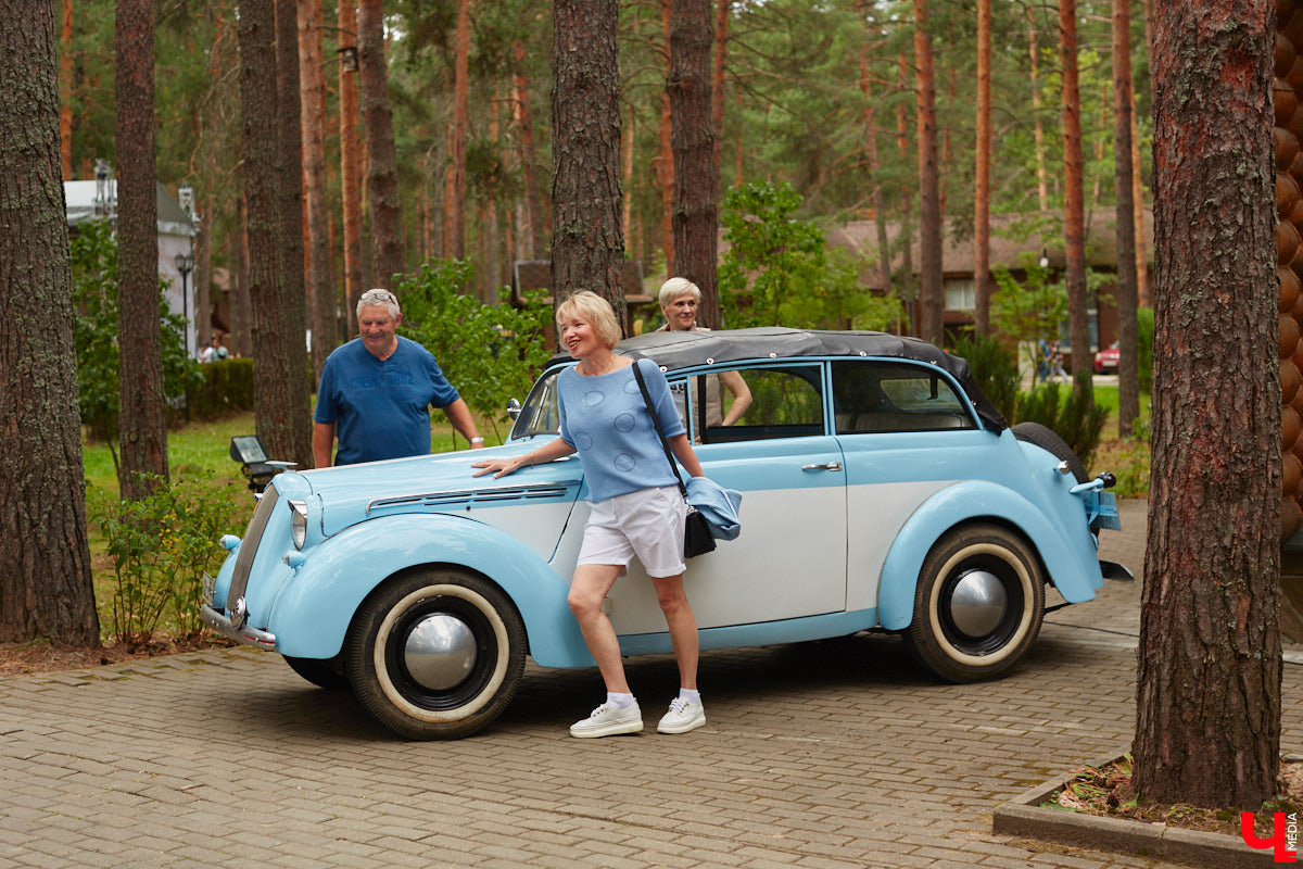 «Ретро-Гараж 2023» собрал более 150 участников! Самый популярный фестиваль ретроавтомобилей во Владимирской области прошел в эту субботу в экоотеле «ВеЛес». Организаторам в шестой раз удалось удивить гостей, участников и даже членов жюри, среди которых были известные блогеры Дарья Мороз и Елена Лисовская, она же «Лиса рулит!». Потрясающие ретроавтомобили, мотоциклы, велосипеды, красивые девушки и удивительные истории «Ретро-Гаража» — в фоторепортаже «Ключ-Медиа».