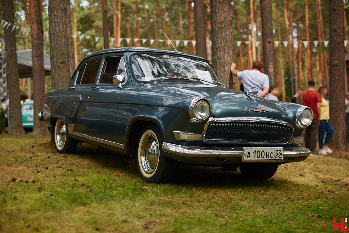 «Ретро-Гараж 2023» собрал более 150 участников! Самый популярный фестиваль ретроавтомобилей во Владимирской области прошел в эту субботу в экоотеле «ВеЛес». Организаторам в шестой раз удалось удивить гостей, участников и даже членов жюри, среди которых были известные блогеры Дарья Мороз и Елена Лисовская, она же «Лиса рулит!». Потрясающие ретроавтомобили, мотоциклы, велосипеды, красивые девушки и удивительные истории «Ретро-Гаража» — в фоторепортаже «Ключ-Медиа».