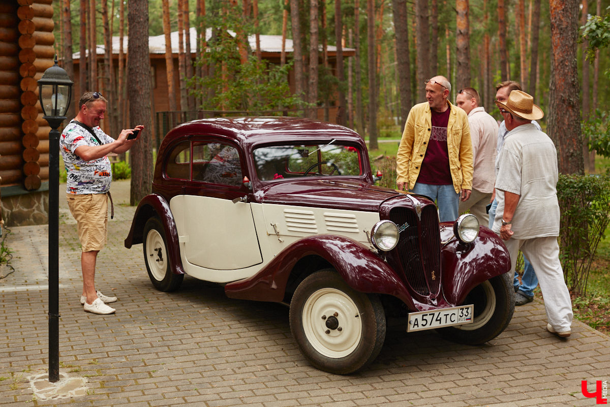 «Ретро-Гараж 2023» собрал более 150 участников! Самый популярный фестиваль ретроавтомобилей во Владимирской области прошел в эту субботу в экоотеле «ВеЛес». Организаторам в шестой раз удалось удивить гостей, участников и даже членов жюри, среди которых были известные блогеры Дарья Мороз и Елена Лисовская, она же «Лиса рулит!». Потрясающие ретроавтомобили, мотоциклы, велосипеды, красивые девушки и удивительные истории «Ретро-Гаража» — в фоторепортаже «Ключ-Медиа».