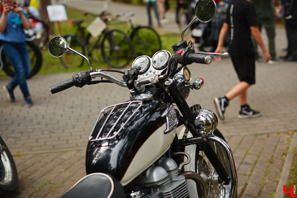 «Ретро-Гараж 2023» собрал более 150 участников! Самый популярный фестиваль ретроавтомобилей во Владимирской области прошел в эту субботу в экоотеле «ВеЛес». Организаторам в шестой раз удалось удивить гостей, участников и даже членов жюри, среди которых были известные блогеры Дарья Мороз и Елена Лисовская, она же «Лиса рулит!». Потрясающие ретроавтомобили, мотоциклы, велосипеды, красивые девушки и удивительные истории «Ретро-Гаража» — в фоторепортаже «Ключ-Медиа».