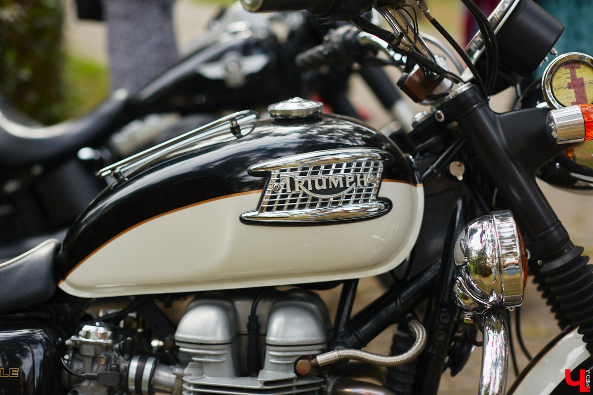 «Ретро-Гараж 2023» собрал более 150 участников! Самый популярный фестиваль ретроавтомобилей во Владимирской области прошел в эту субботу в экоотеле «ВеЛес». Организаторам в шестой раз удалось удивить гостей, участников и даже членов жюри, среди которых были известные блогеры Дарья Мороз и Елена Лисовская, она же «Лиса рулит!». Потрясающие ретроавтомобили, мотоциклы, велосипеды, красивые девушки и удивительные истории «Ретро-Гаража» — в фоторепортаже «Ключ-Медиа».