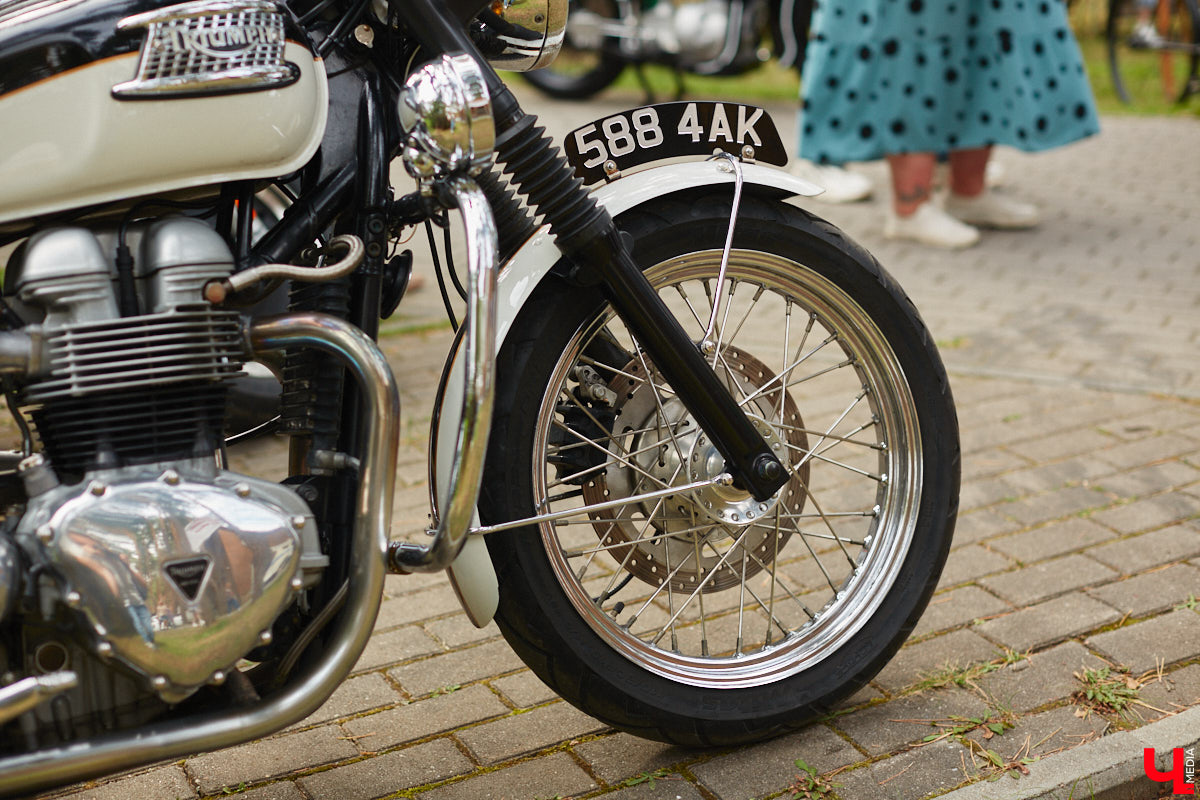 «Ретро-Гараж 2023» собрал более 150 участников! Самый популярный фестиваль ретроавтомобилей во Владимирской области прошел в эту субботу в экоотеле «ВеЛес». Организаторам в шестой раз удалось удивить гостей, участников и даже членов жюри, среди которых были известные блогеры Дарья Мороз и Елена Лисовская, она же «Лиса рулит!». Потрясающие ретроавтомобили, мотоциклы, велосипеды, красивые девушки и удивительные истории «Ретро-Гаража» — в фоторепортаже «Ключ-Медиа».