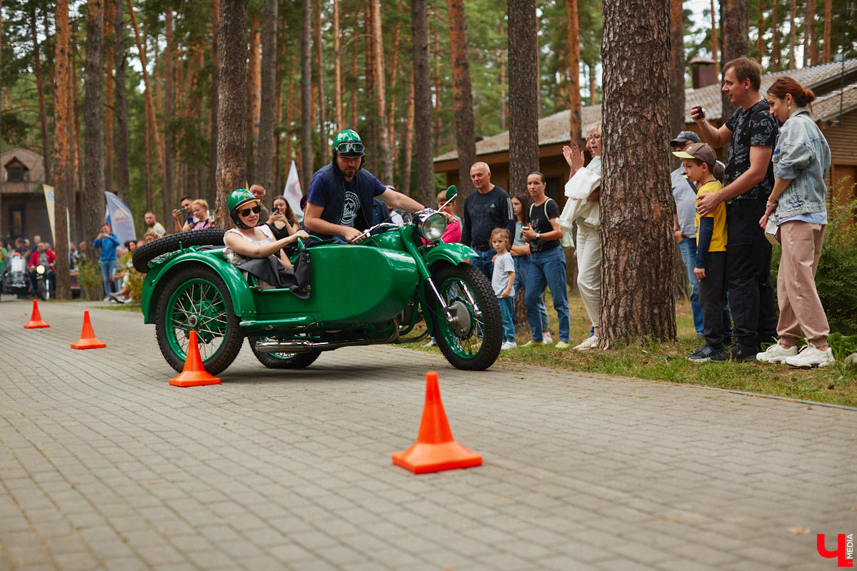 «Ретро-Гараж 2023» собрал более 150 участников! Самый популярный фестиваль ретроавтомобилей во Владимирской области прошел в эту субботу в экоотеле «ВеЛес». Организаторам в шестой раз удалось удивить гостей, участников и даже членов жюри, среди которых были известные блогеры Дарья Мороз и Елена Лисовская, она же «Лиса рулит!». Потрясающие ретроавтомобили, мотоциклы, велосипеды, красивые девушки и удивительные истории «Ретро-Гаража» — в фоторепортаже «Ключ-Медиа».