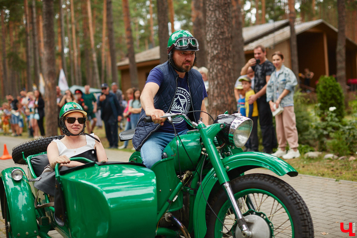 «Ретро-Гараж 2023» собрал более 150 участников! Самый популярный фестиваль ретроавтомобилей во Владимирской области прошел в эту субботу в экоотеле «ВеЛес». Организаторам в шестой раз удалось удивить гостей, участников и даже членов жюри, среди которых были известные блогеры Дарья Мороз и Елена Лисовская, она же «Лиса рулит!». Потрясающие ретроавтомобили, мотоциклы, велосипеды, красивые девушки и удивительные истории «Ретро-Гаража» — в фоторепортаже «Ключ-Медиа».