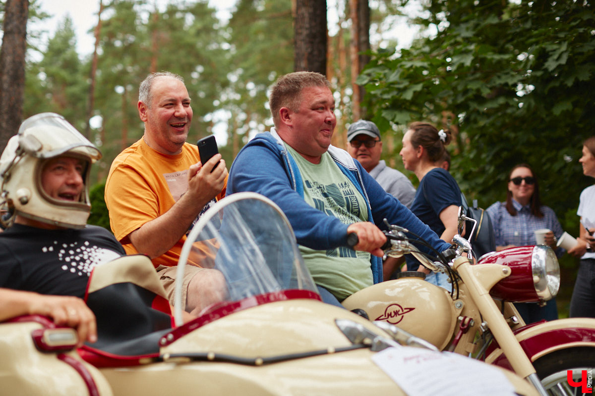 «Ретро-Гараж 2023» собрал более 150 участников! Самый популярный фестиваль ретроавтомобилей во Владимирской области прошел в эту субботу в экоотеле «ВеЛес». Организаторам в шестой раз удалось удивить гостей, участников и даже членов жюри, среди которых были известные блогеры Дарья Мороз и Елена Лисовская, она же «Лиса рулит!». Потрясающие ретроавтомобили, мотоциклы, велосипеды, красивые девушки и удивительные истории «Ретро-Гаража» — в фоторепортаже «Ключ-Медиа».