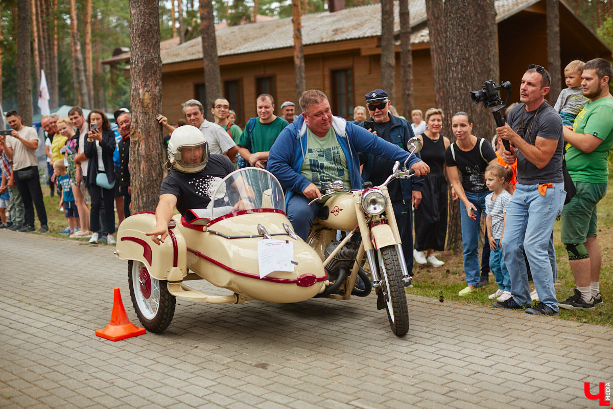 «Ретро-Гараж 2023» собрал более 150 участников! Самый популярный фестиваль ретроавтомобилей во Владимирской области прошел в эту субботу в экоотеле «ВеЛес». Организаторам в шестой раз удалось удивить гостей, участников и даже членов жюри, среди которых были известные блогеры Дарья Мороз и Елена Лисовская, она же «Лиса рулит!». Потрясающие ретроавтомобили, мотоциклы, велосипеды, красивые девушки и удивительные истории «Ретро-Гаража» — в фоторепортаже «Ключ-Медиа».