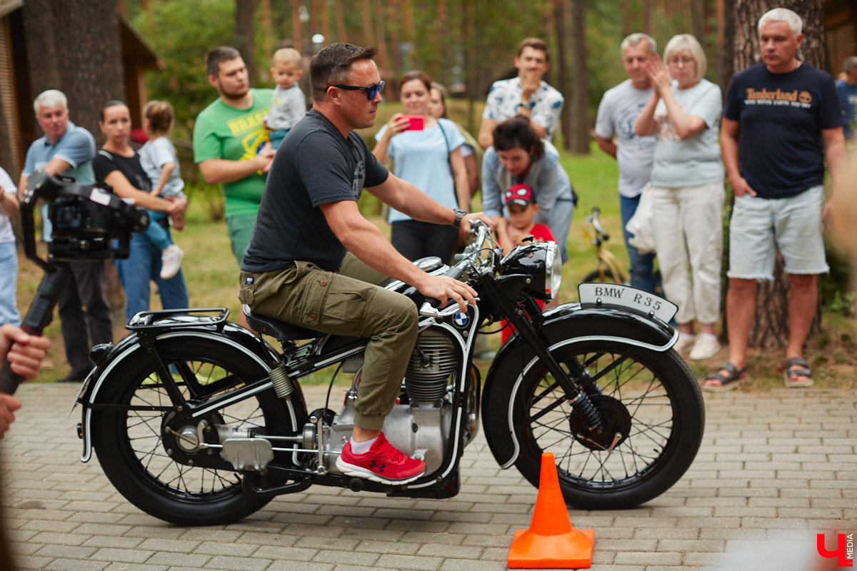 «Ретро-Гараж 2023» собрал более 150 участников! Самый популярный фестиваль ретроавтомобилей во Владимирской области прошел в эту субботу в экоотеле «ВеЛес». Организаторам в шестой раз удалось удивить гостей, участников и даже членов жюри, среди которых были известные блогеры Дарья Мороз и Елена Лисовская, она же «Лиса рулит!». Потрясающие ретроавтомобили, мотоциклы, велосипеды, красивые девушки и удивительные истории «Ретро-Гаража» — в фоторепортаже «Ключ-Медиа».