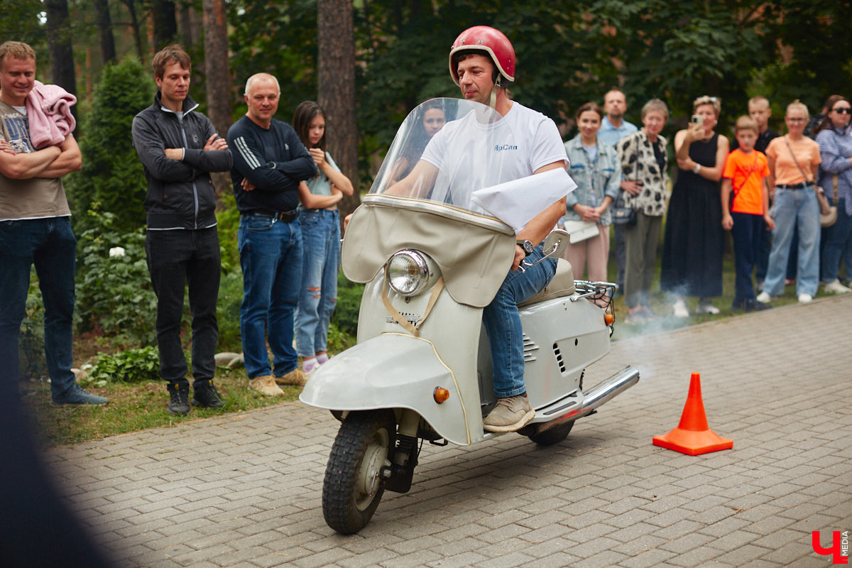 «Ретро-Гараж 2023» собрал более 150 участников! Самый популярный фестиваль ретроавтомобилей во Владимирской области прошел в эту субботу в экоотеле «ВеЛес». Организаторам в шестой раз удалось удивить гостей, участников и даже членов жюри, среди которых были известные блогеры Дарья Мороз и Елена Лисовская, она же «Лиса рулит!». Потрясающие ретроавтомобили, мотоциклы, велосипеды, красивые девушки и удивительные истории «Ретро-Гаража» — в фоторепортаже «Ключ-Медиа».