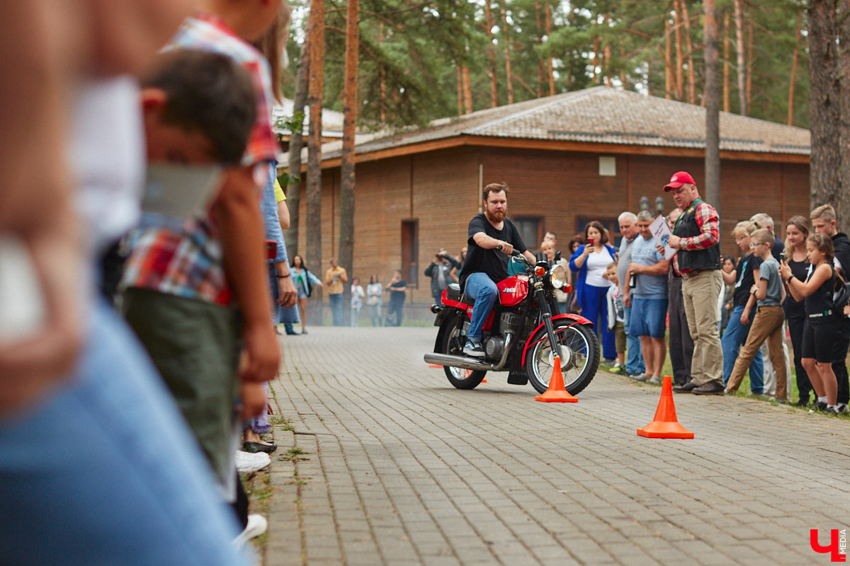 «Ретро-Гараж 2023» собрал более 150 участников! Самый популярный фестиваль ретроавтомобилей во Владимирской области прошел в эту субботу в экоотеле «ВеЛес». Организаторам в шестой раз удалось удивить гостей, участников и даже членов жюри, среди которых были известные блогеры Дарья Мороз и Елена Лисовская, она же «Лиса рулит!». Потрясающие ретроавтомобили, мотоциклы, велосипеды, красивые девушки и удивительные истории «Ретро-Гаража» — в фоторепортаже «Ключ-Медиа».