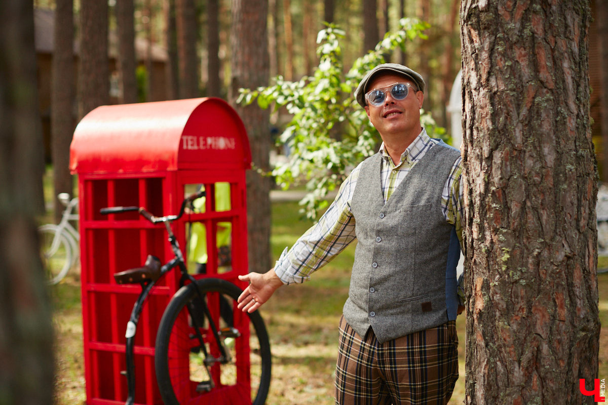 «Ретро-Гараж 2023» собрал более 150 участников! Самый популярный фестиваль ретроавтомобилей во Владимирской области прошел в эту субботу в экоотеле «ВеЛес». Организаторам в шестой раз удалось удивить гостей, участников и даже членов жюри, среди которых были известные блогеры Дарья Мороз и Елена Лисовская, она же «Лиса рулит!». Потрясающие ретроавтомобили, мотоциклы, велосипеды, красивые девушки и удивительные истории «Ретро-Гаража» — в фоторепортаже «Ключ-Медиа».