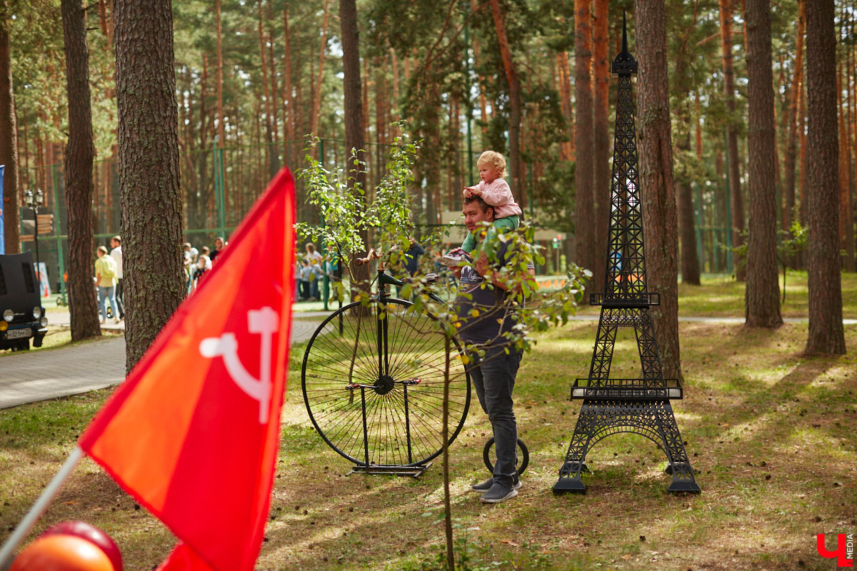 «Ретро-Гараж 2023» собрал более 150 участников! Самый популярный фестиваль ретроавтомобилей во Владимирской области прошел в эту субботу в экоотеле «ВеЛес». Организаторам в шестой раз удалось удивить гостей, участников и даже членов жюри, среди которых были известные блогеры Дарья Мороз и Елена Лисовская, она же «Лиса рулит!». Потрясающие ретроавтомобили, мотоциклы, велосипеды, красивые девушки и удивительные истории «Ретро-Гаража» — в фоторепортаже «Ключ-Медиа».