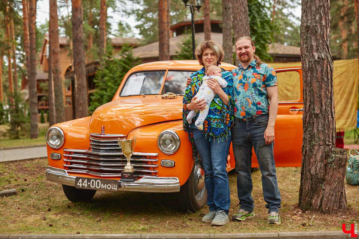 «Ретро-Гараж 2023» собрал более 150 участников! Самый популярный фестиваль ретроавтомобилей во Владимирской области прошел в эту субботу в экоотеле «ВеЛес». Организаторам в шестой раз удалось удивить гостей, участников и даже членов жюри, среди которых были известные блогеры Дарья Мороз и Елена Лисовская, она же «Лиса рулит!». Потрясающие ретроавтомобили, мотоциклы, велосипеды, красивые девушки и удивительные истории «Ретро-Гаража» — в фоторепортаже «Ключ-Медиа».