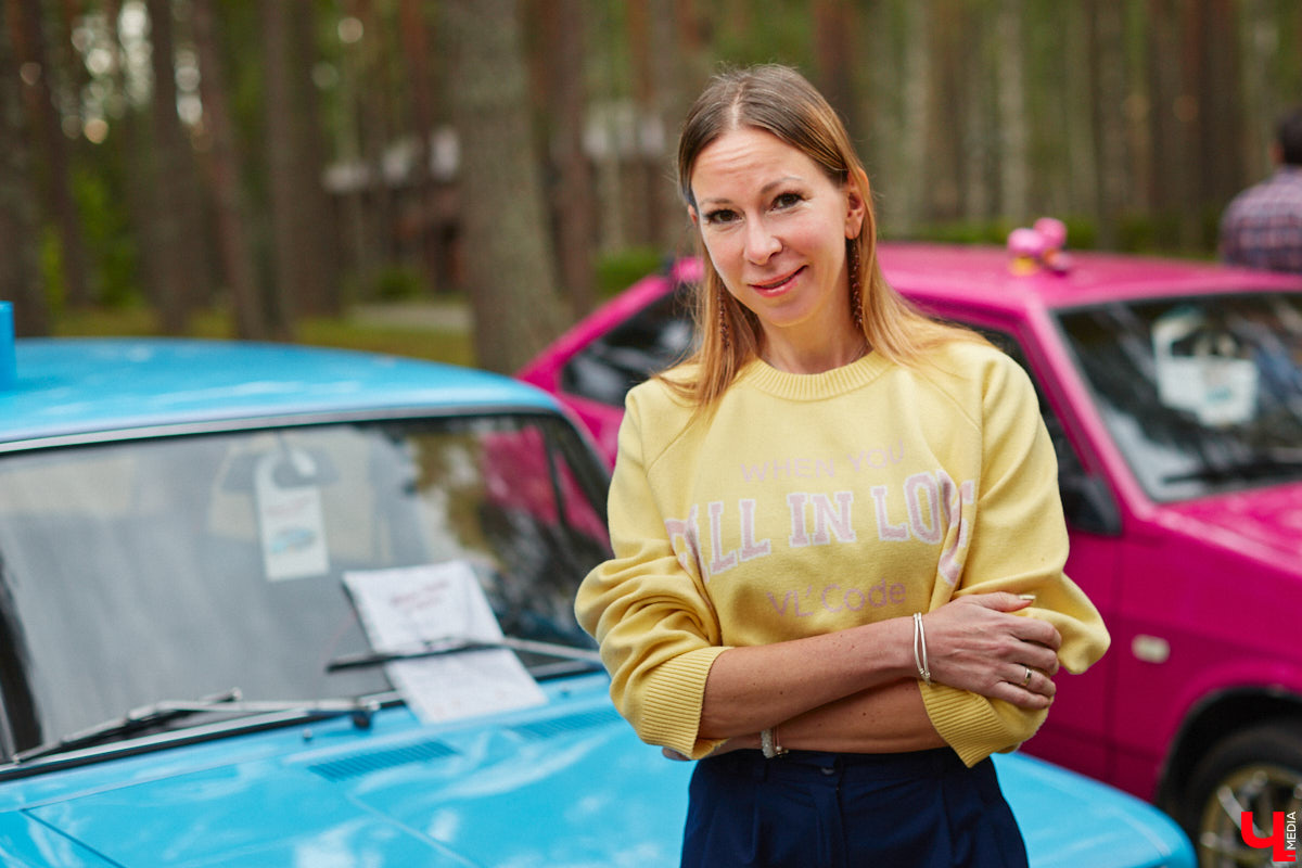 «Ретро-Гараж 2023» собрал более 150 участников! Самый популярный фестиваль ретроавтомобилей во Владимирской области прошел в эту субботу в экоотеле «ВеЛес». Организаторам в шестой раз удалось удивить гостей, участников и даже членов жюри, среди которых были известные блогеры Дарья Мороз и Елена Лисовская, она же «Лиса рулит!». Потрясающие ретроавтомобили, мотоциклы, велосипеды, красивые девушки и удивительные истории «Ретро-Гаража» — в фоторепортаже «Ключ-Медиа».