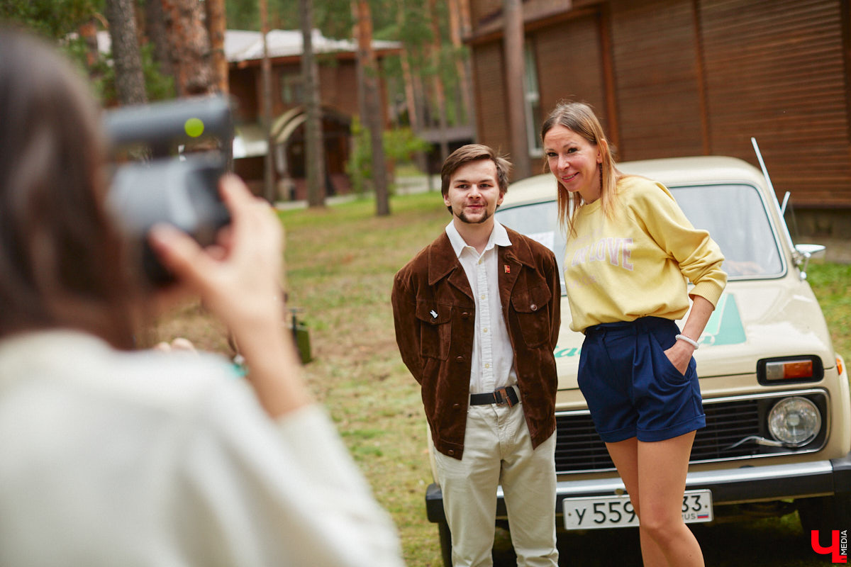 «Ретро-Гараж 2023» собрал более 150 участников! Самый популярный фестиваль ретроавтомобилей во Владимирской области прошел в эту субботу в экоотеле «ВеЛес». Организаторам в шестой раз удалось удивить гостей, участников и даже членов жюри, среди которых были известные блогеры Дарья Мороз и Елена Лисовская, она же «Лиса рулит!». Потрясающие ретроавтомобили, мотоциклы, велосипеды, красивые девушки и удивительные истории «Ретро-Гаража» — в фоторепортаже «Ключ-Медиа».