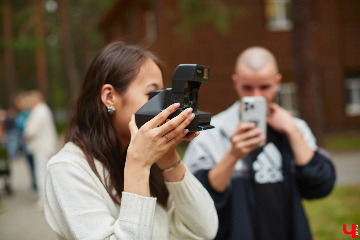 «Ретро-Гараж 2023» собрал более 150 участников! Самый популярный фестиваль ретроавтомобилей во Владимирской области прошел в эту субботу в экоотеле «ВеЛес». Организаторам в шестой раз удалось удивить гостей, участников и даже членов жюри, среди которых были известные блогеры Дарья Мороз и Елена Лисовская, она же «Лиса рулит!». Потрясающие ретроавтомобили, мотоциклы, велосипеды, красивые девушки и удивительные истории «Ретро-Гаража» — в фоторепортаже «Ключ-Медиа».