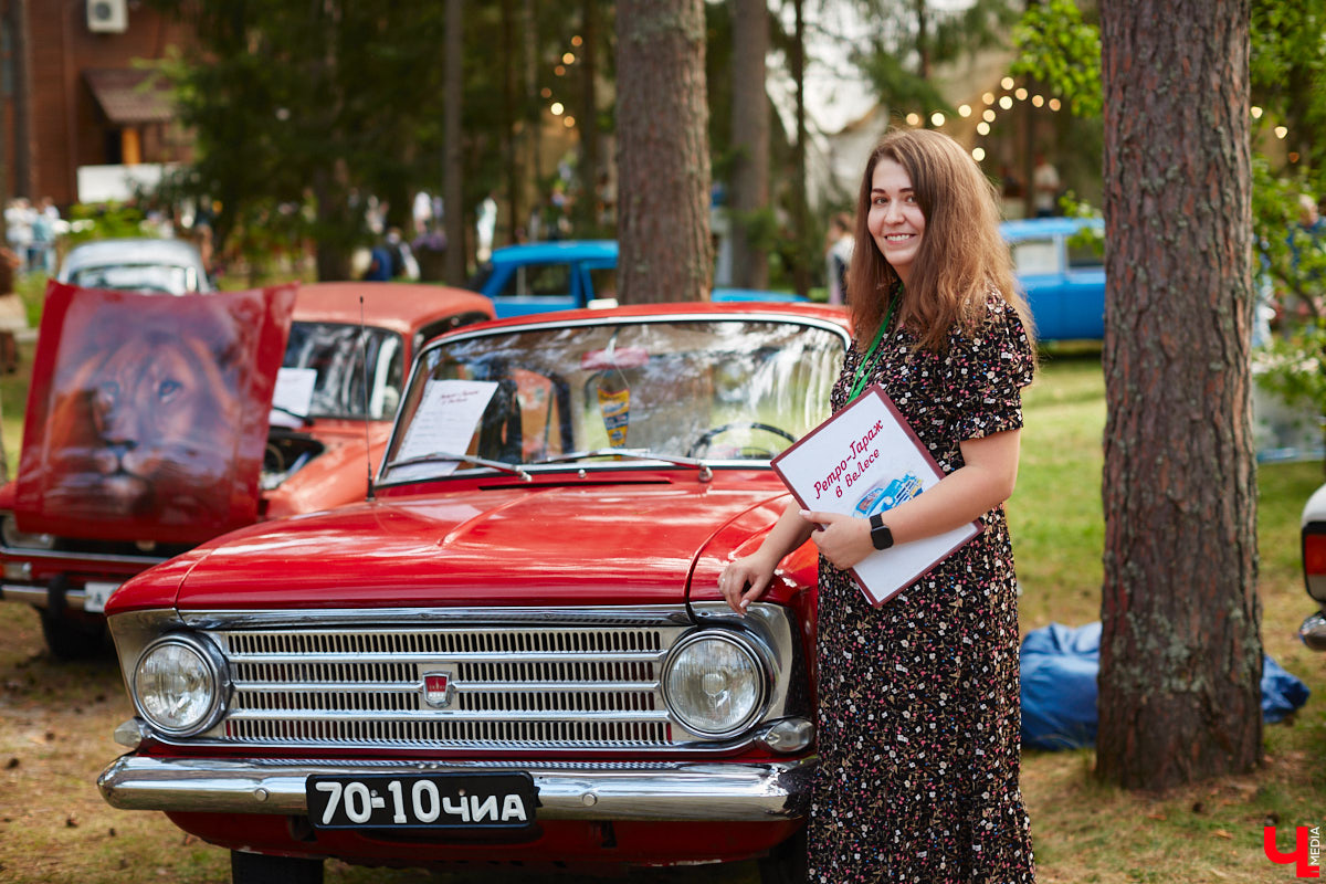 «Ретро-Гараж 2023» собрал более 150 участников! Самый популярный фестиваль ретроавтомобилей во Владимирской области прошел в эту субботу в экоотеле «ВеЛес». Организаторам в шестой раз удалось удивить гостей, участников и даже членов жюри, среди которых были известные блогеры Дарья Мороз и Елена Лисовская, она же «Лиса рулит!». Потрясающие ретроавтомобили, мотоциклы, велосипеды, красивые девушки и удивительные истории «Ретро-Гаража» — в фоторепортаже «Ключ-Медиа».