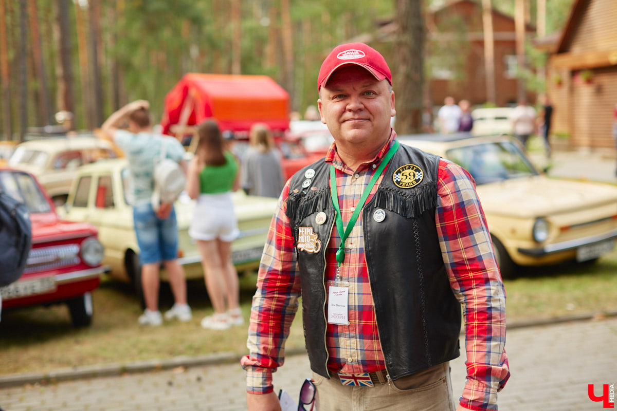 «Ретро-Гараж 2023» собрал более 150 участников! Самый популярный фестиваль ретроавтомобилей во Владимирской области прошел в эту субботу в экоотеле «ВеЛес». Организаторам в шестой раз удалось удивить гостей, участников и даже членов жюри, среди которых были известные блогеры Дарья Мороз и Елена Лисовская, она же «Лиса рулит!». Потрясающие ретроавтомобили, мотоциклы, велосипеды, красивые девушки и удивительные истории «Ретро-Гаража» — в фоторепортаже «Ключ-Медиа».