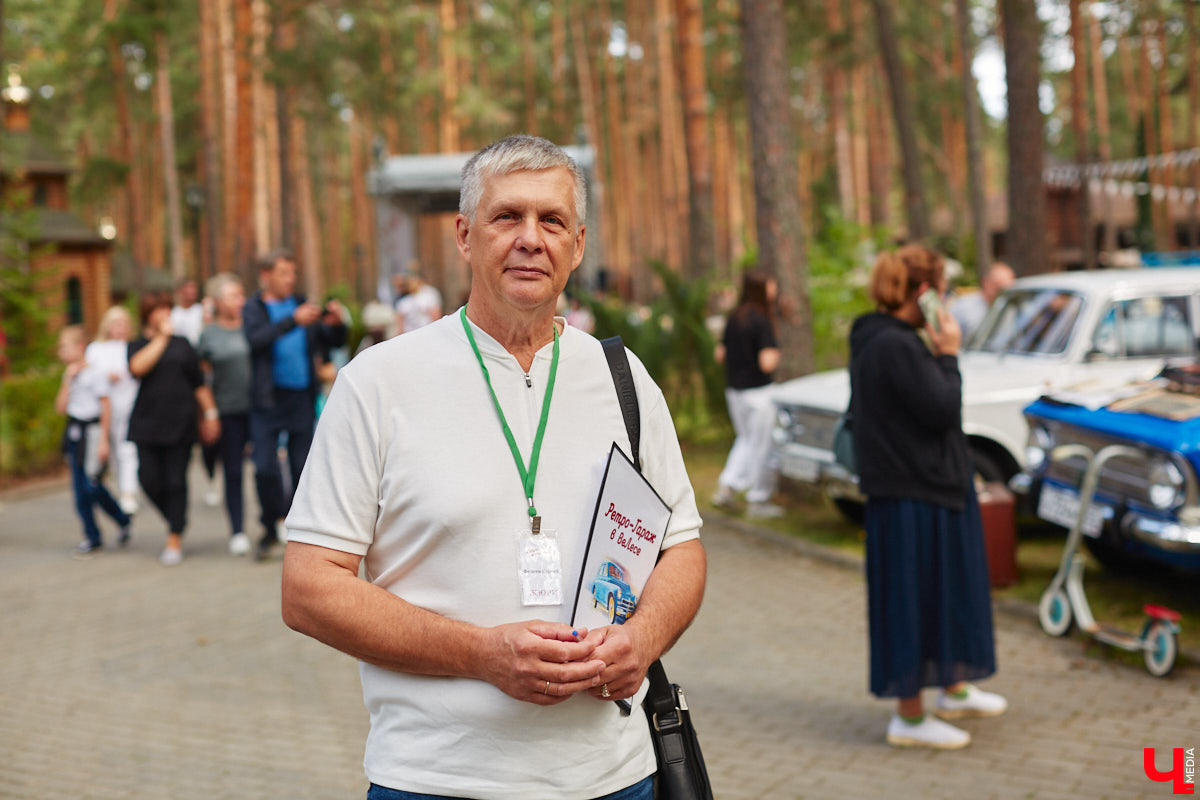 «Ретро-Гараж 2023» собрал более 150 участников! Самый популярный фестиваль ретроавтомобилей во Владимирской области прошел в эту субботу в экоотеле «ВеЛес». Организаторам в шестой раз удалось удивить гостей, участников и даже членов жюри, среди которых были известные блогеры Дарья Мороз и Елена Лисовская, она же «Лиса рулит!». Потрясающие ретроавтомобили, мотоциклы, велосипеды, красивые девушки и удивительные истории «Ретро-Гаража» — в фоторепортаже «Ключ-Медиа».