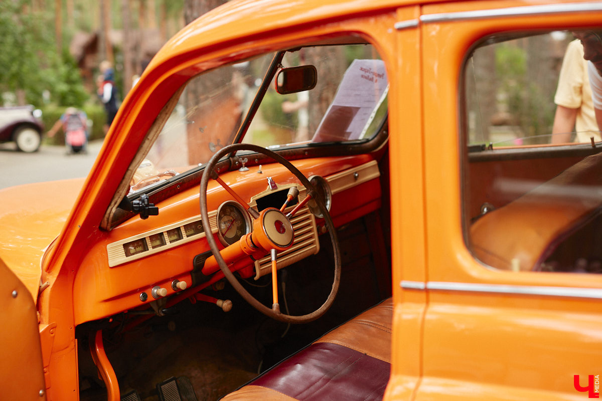 «Ретро-Гараж 2023» собрал более 150 участников! Самый популярный фестиваль ретроавтомобилей во Владимирской области прошел в эту субботу в экоотеле «ВеЛес». Организаторам в шестой раз удалось удивить гостей, участников и даже членов жюри, среди которых были известные блогеры Дарья Мороз и Елена Лисовская, она же «Лиса рулит!». Потрясающие ретроавтомобили, мотоциклы, велосипеды, красивые девушки и удивительные истории «Ретро-Гаража» — в фоторепортаже «Ключ-Медиа».