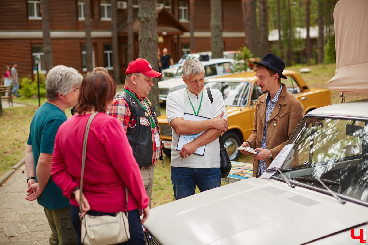 «Ретро-Гараж 2023» собрал более 150 участников! Самый популярный фестиваль ретроавтомобилей во Владимирской области прошел в эту субботу в экоотеле «ВеЛес». Организаторам в шестой раз удалось удивить гостей, участников и даже членов жюри, среди которых были известные блогеры Дарья Мороз и Елена Лисовская, она же «Лиса рулит!». Потрясающие ретроавтомобили, мотоциклы, велосипеды, красивые девушки и удивительные истории «Ретро-Гаража» — в фоторепортаже «Ключ-Медиа».