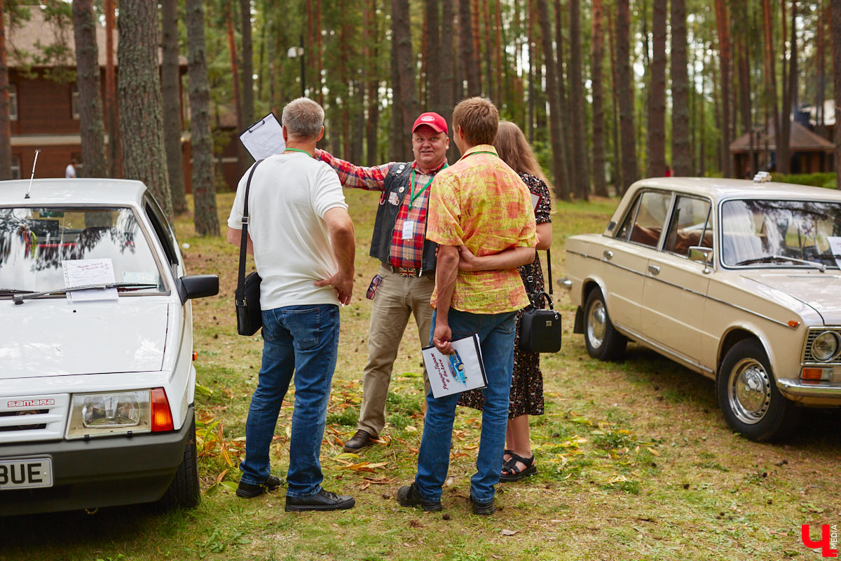 «Ретро-Гараж 2023» собрал более 150 участников! Самый популярный фестиваль ретроавтомобилей во Владимирской области прошел в эту субботу в экоотеле «ВеЛес». Организаторам в шестой раз удалось удивить гостей, участников и даже членов жюри, среди которых были известные блогеры Дарья Мороз и Елена Лисовская, она же «Лиса рулит!». Потрясающие ретроавтомобили, мотоциклы, велосипеды, красивые девушки и удивительные истории «Ретро-Гаража» — в фоторепортаже «Ключ-Медиа».