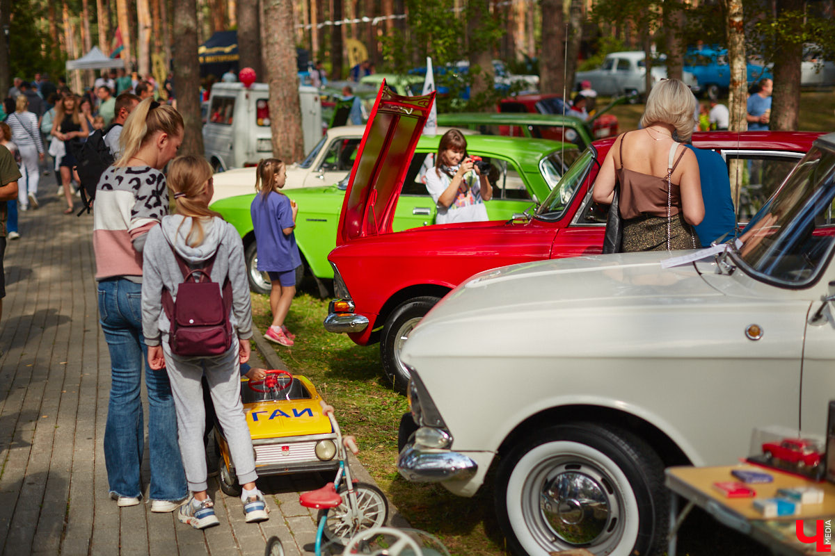 «Ретро-Гараж 2023» собрал более 150 участников! Самый популярный фестиваль ретроавтомобилей во Владимирской области прошел в эту субботу в экоотеле «ВеЛес». Организаторам в шестой раз удалось удивить гостей, участников и даже членов жюри, среди которых были известные блогеры Дарья Мороз и Елена Лисовская, она же «Лиса рулит!». Потрясающие ретроавтомобили, мотоциклы, велосипеды, красивые девушки и удивительные истории «Ретро-Гаража» — в фоторепортаже «Ключ-Медиа».