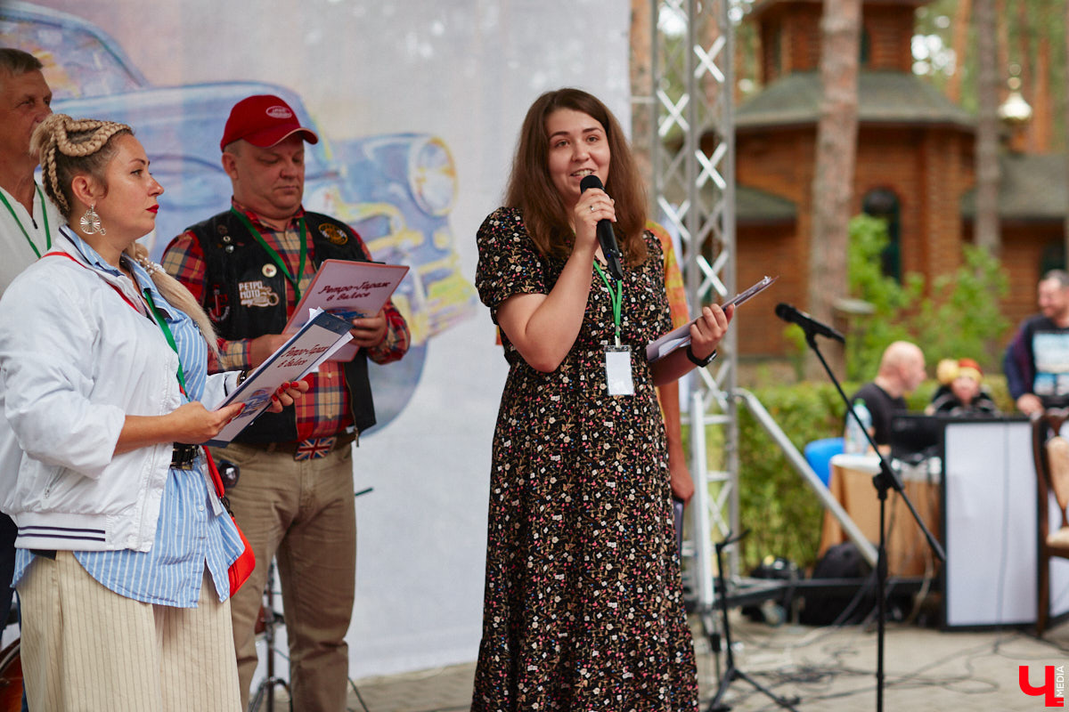 «Ретро-Гараж 2023» собрал более 150 участников! Самый популярный фестиваль ретроавтомобилей во Владимирской области прошел в эту субботу в экоотеле «ВеЛес». Организаторам в шестой раз удалось удивить гостей, участников и даже членов жюри, среди которых были известные блогеры Дарья Мороз и Елена Лисовская, она же «Лиса рулит!». Потрясающие ретроавтомобили, мотоциклы, велосипеды, красивые девушки и удивительные истории «Ретро-Гаража» — в фоторепортаже «Ключ-Медиа».