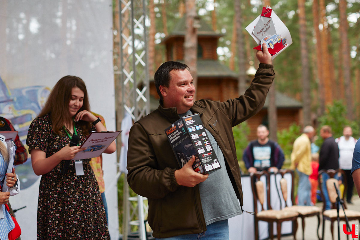 «Ретро-Гараж 2023» собрал более 150 участников! Самый популярный фестиваль ретроавтомобилей во Владимирской области прошел в эту субботу в экоотеле «ВеЛес». Организаторам в шестой раз удалось удивить гостей, участников и даже членов жюри, среди которых были известные блогеры Дарья Мороз и Елена Лисовская, она же «Лиса рулит!». Потрясающие ретроавтомобили, мотоциклы, велосипеды, красивые девушки и удивительные истории «Ретро-Гаража» — в фоторепортаже «Ключ-Медиа».