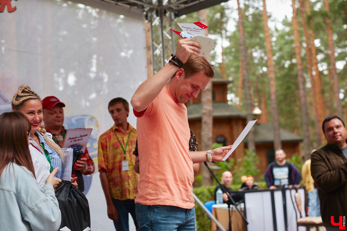 «Ретро-Гараж 2023» собрал более 150 участников! Самый популярный фестиваль ретроавтомобилей во Владимирской области прошел в эту субботу в экоотеле «ВеЛес». Организаторам в шестой раз удалось удивить гостей, участников и даже членов жюри, среди которых были известные блогеры Дарья Мороз и Елена Лисовская, она же «Лиса рулит!». Потрясающие ретроавтомобили, мотоциклы, велосипеды, красивые девушки и удивительные истории «Ретро-Гаража» — в фоторепортаже «Ключ-Медиа».