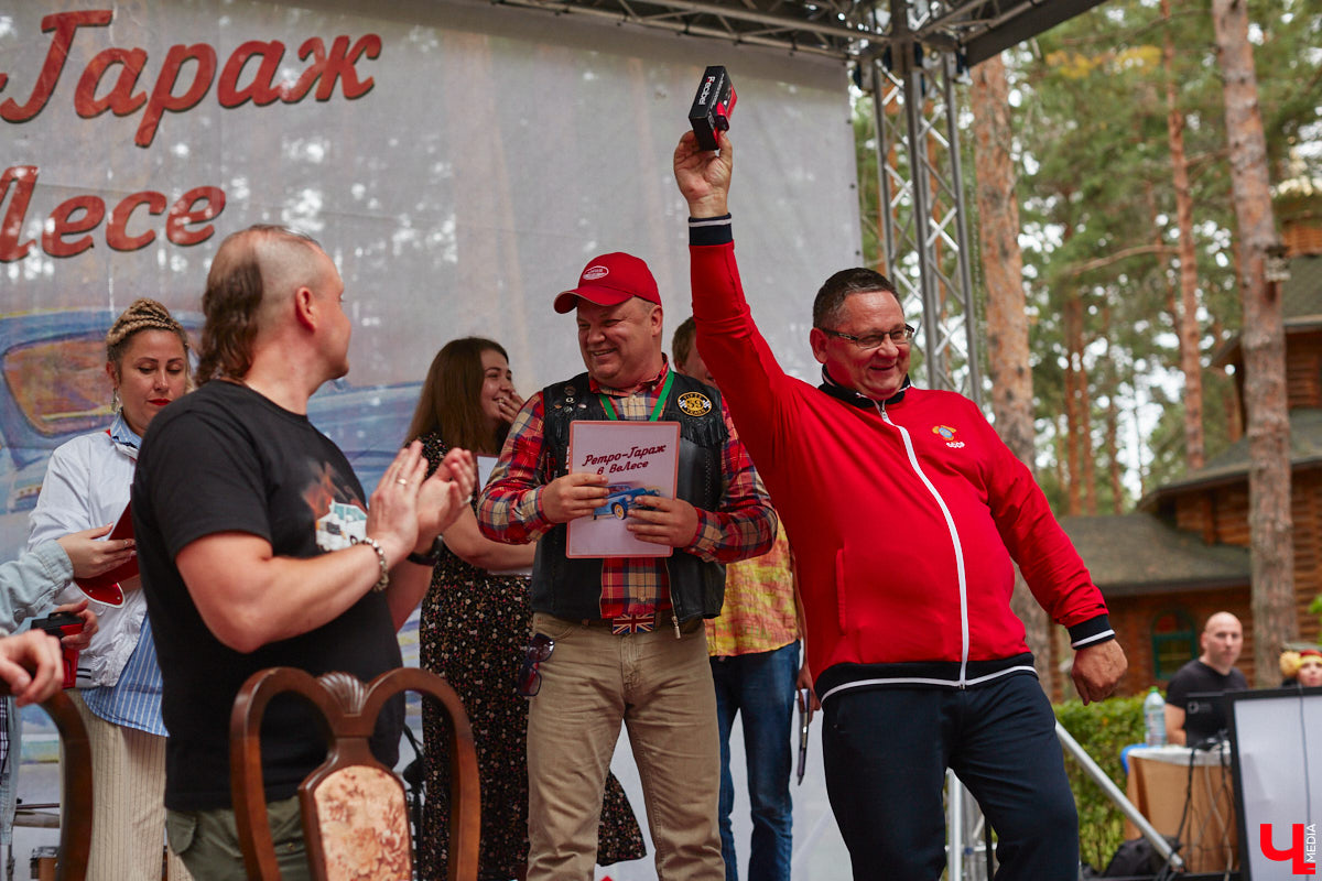 «Ретро-Гараж 2023» собрал более 150 участников! Самый популярный фестиваль ретроавтомобилей во Владимирской области прошел в эту субботу в экоотеле «ВеЛес». Организаторам в шестой раз удалось удивить гостей, участников и даже членов жюри, среди которых были известные блогеры Дарья Мороз и Елена Лисовская, она же «Лиса рулит!». Потрясающие ретроавтомобили, мотоциклы, велосипеды, красивые девушки и удивительные истории «Ретро-Гаража» — в фоторепортаже «Ключ-Медиа».