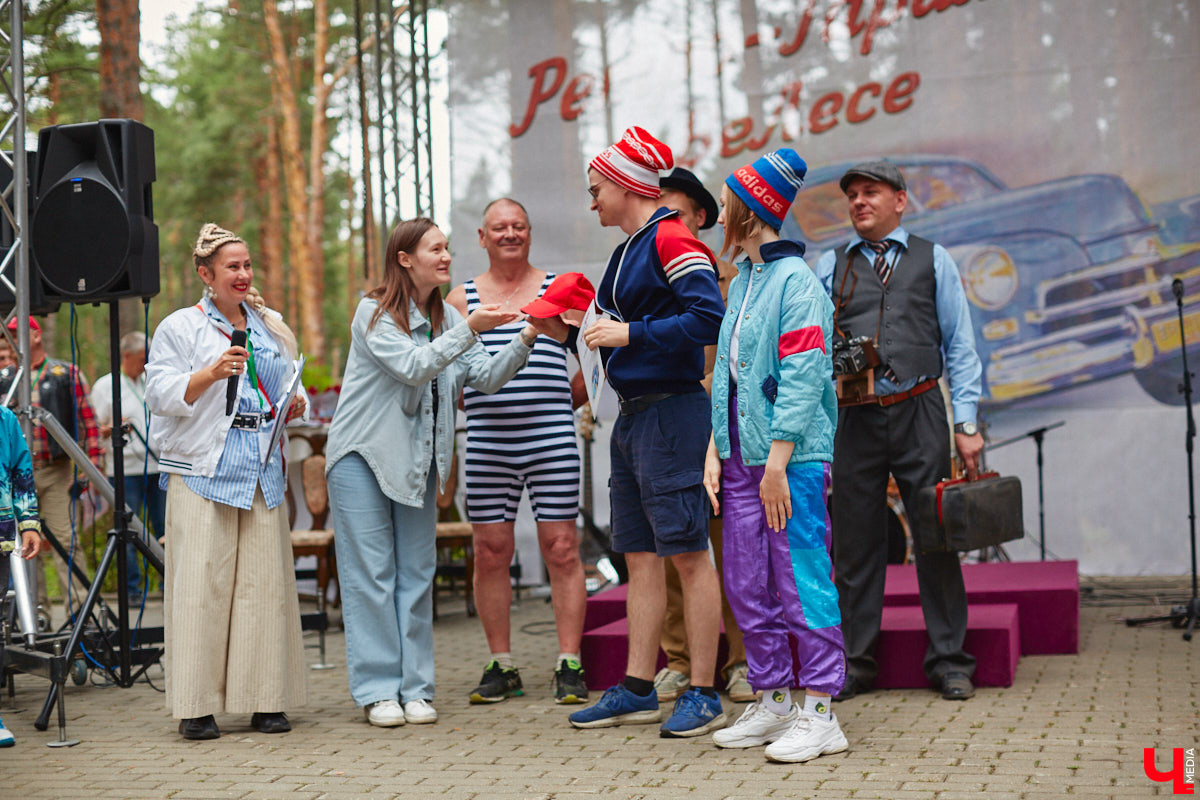 «Ретро-Гараж 2023» собрал более 150 участников! Самый популярный фестиваль ретроавтомобилей во Владимирской области прошел в эту субботу в экоотеле «ВеЛес». Организаторам в шестой раз удалось удивить гостей, участников и даже членов жюри, среди которых были известные блогеры Дарья Мороз и Елена Лисовская, она же «Лиса рулит!». Потрясающие ретроавтомобили, мотоциклы, велосипеды, красивые девушки и удивительные истории «Ретро-Гаража» — в фоторепортаже «Ключ-Медиа».