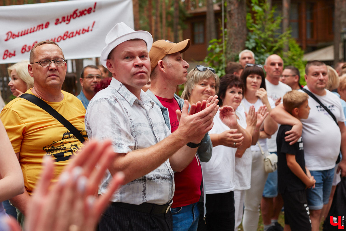 «Ретро-Гараж 2023» собрал более 150 участников! Самый популярный фестиваль ретроавтомобилей во Владимирской области прошел в эту субботу в экоотеле «ВеЛес». Организаторам в шестой раз удалось удивить гостей, участников и даже членов жюри, среди которых были известные блогеры Дарья Мороз и Елена Лисовская, она же «Лиса рулит!». Потрясающие ретроавтомобили, мотоциклы, велосипеды, красивые девушки и удивительные истории «Ретро-Гаража» — в фоторепортаже «Ключ-Медиа».