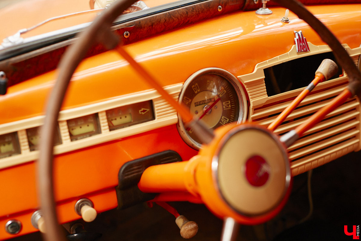 «Ретро-Гараж 2023» собрал более 150 участников! Самый популярный фестиваль ретроавтомобилей во Владимирской области прошел в эту субботу в экоотеле «ВеЛес». Организаторам в шестой раз удалось удивить гостей, участников и даже членов жюри, среди которых были известные блогеры Дарья Мороз и Елена Лисовская, она же «Лиса рулит!». Потрясающие ретроавтомобили, мотоциклы, велосипеды, красивые девушки и удивительные истории «Ретро-Гаража» — в фоторепортаже «Ключ-Медиа».